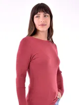 Remera de punto acanalado color borgoña, de corte ajustado y mangas largas.