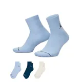 Pack de tres pares de medias Jordan de corte tobillero, color celeste con logo Jumpman bordado en negro.