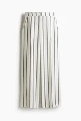 Pantalón ancho de tiro alto color blanco con rayas verticales azules, bolsillos laterales y cierre frontal oculto.
