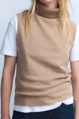 Top gris de cuello alto y sin mangas.