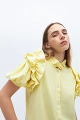 Camisa amarilla de lino con cuello mao y mangas cortas abullonadas con volados.
