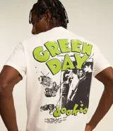 Remera color crudo de corte regular, con cuello redondo y mangas cortas. Estampa frontal con el logo de la banda Green Day en color verde.