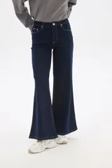 Pantalón de jean azul oscuro, de corte ancho y tiro alto.