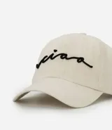 Gorra de béisbol color crema con bordado de la palabra "Ciao" en negro.