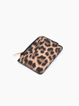 Billetera pequeña con estampado de leopardo, cierre superior con cremallera dorada y ranuras para tarjetas en el frente.