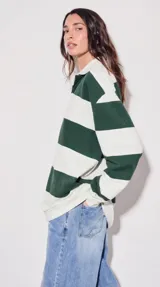 Sweater de algodón a rayas horizontales color crema y marrón, con cuello polo y mangas largas.