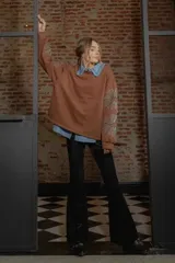 Legging de plush acanalado color marrón con brillo, super elastizada y cómoda, con diseño de líneas diagonales.