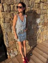 Musculosa plateada con lentejuelas y tira de cuero central a tono.