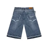 Bermuda de jean azul con efecto lavado, corte ancho, bolsillos traseros con bordes desflecados y logo bordado en uno de ellos.