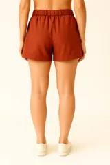 Short color borgoña de lino, tiro alto y cintura elastizada.