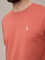 Remera azul marino de algodón con cuello redondo y logo bordado en el pecho.