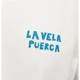 Remera color crudo de manga corta con cuello redondo y estampado en el frente con el logo de La Vela Puerca.