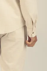 Camisa de manga larga con corte regular en tejido de algodón a rayas, con botones de madera y parche con logo.