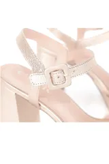 Sandalias de cuero color dorado, con plataforma de 2 cm y taco de 10 cm.