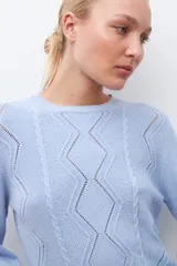 Sweater de punto color azul, con textura en zig zag y manga larga.