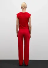 Camiseta roja con textura, cuello redondo y mangas cortas. Diseño entallado.