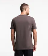 Remera gris de algodón con cuello redondo y mangas cortas. Presenta un estampado frontal de un reproductor de casete con la leyenda "To Travel".