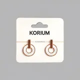 Aros colgantes plateados con forma circular y detalle de nácar blanco.