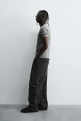 Camiseta negra de corte slim fit, cuello redondo y manga corta. Confeccionada en tejido de algodón con elasticidad y acabados en rib.