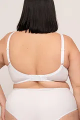 Soutien reductor sin aro, color blanco, confeccionado en algodón elastizado con detalle de puntilla en el escote. Tiene breteles elásticos regulables y broches reforzados en la espalda.