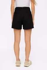 Short de jean negro, liso, de corte recto y tiro alto.