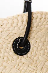 Bolso tipo shopper de paja color beige con diseño geométrico en marrón. Asas de cuero sintético color crema.