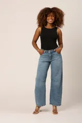 Pantalón de jean celeste de corte ancho, estilo baggy, con tiro alto y bolsillos delanteros y traseros.