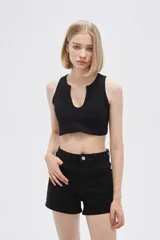Top negro de bretel ancho, confeccionado en poliamida con textura acanalada. Diseño al cuerpo con escote profundo en forma de U.