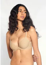 Soutien color piel de microfibra sin costuras, preformado con copa soft triangular y aro invisible. Breteles regulables.