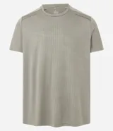 Remera deportiva de hombre, color gris topo, con cuello redondo y manga corta. Presenta un tejido texturizado con franjas verticales en relieve y un sutil estampado tonal en el torso. Posee detalles reflectantes en los hombros.