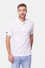 Remera polo de piqué blanca, lisa, con cuello en rib y botones personalizados.