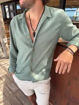 Camisa verde claro de fibrana, de manga larga con botones de madera.