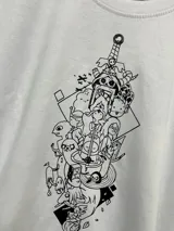 Remera blanca de algodón con estampado de vinilo textil con diseño tribal de personajes de la serie Hora de Aventura.