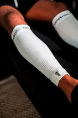 Medias de fútbol blancas con logo de la marca en negro.