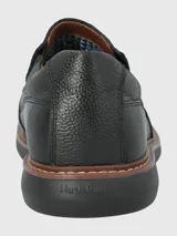 Zapato slip-on de cuero color marrón con suela de goma EVA.