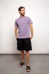 Remera violeta de manga corta con cuello redondo y logo estampado en el pecho.