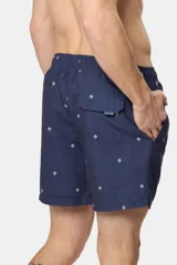 Short de baño azul marino con estampado de rombos blancos, cintura elástica con cordón ajustable, dos bolsillos laterales y suspensor de malla fina.