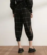 Pantalón aladim con cintura ancha pespuntado, pliegues y barra ajustada con botones.