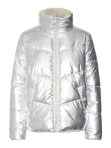 Campera puffer plateada con cuello alto, cierre frontal con cremallera y bolsillos laterales. Interior forrado con piel sintética color crema.