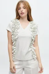 Remera color crudo con escote en V y volados laterales.