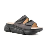 Sandalia casual Korium color gris con dos tiras anchas con textura y hebilla de ajuste. Plataforma baja con suela track.