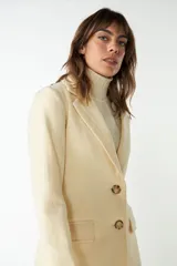 Blazer marrón de lana con solapas de muesca, cierre con dos botones dorados, bolsillos con solapa y forro interior a tono.