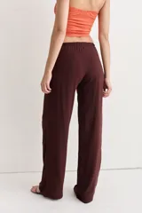 Pantalón negro de fibrana con cintura elástica.