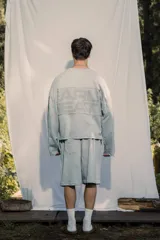 Bermuda de rustico liviano color marrón chocolate, con estampado frontal.