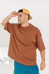 Remera color crema de corte holgado con estampado en la espalda de una copa de cóctel con cerezas y el número 888 en color rojo.