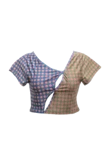 Top corto con escote asimétrico y estampado geométrico multicolor.
