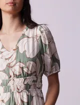 Vestido midi de gasa con estampado floral en tonos azul y beige, escote en V, cintura elastizada, mangas cortas con puño elastizado y forro interno a tono.
