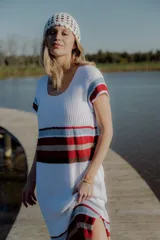 Vestido largo tejido a rayas horizontales en color blanco, rojo, marrón y celeste.