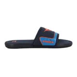 Chanclas Diadora Isola, ojotas con tira ancha y logo, color azul marino y naranja.
