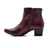 Bota corta negra de cuero con punta fina y taco cuadrado.